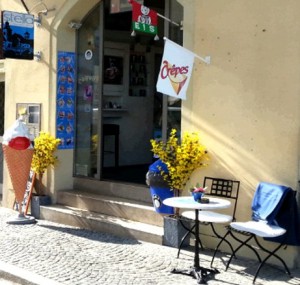 Stella Eis Café Crêpes in Regensburg direkt an der Steinernen Brücke